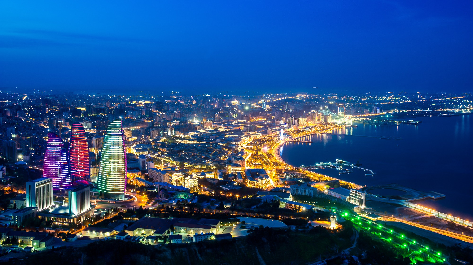 نمایی از شهر ساحلی باکو در شب Baku Panorama